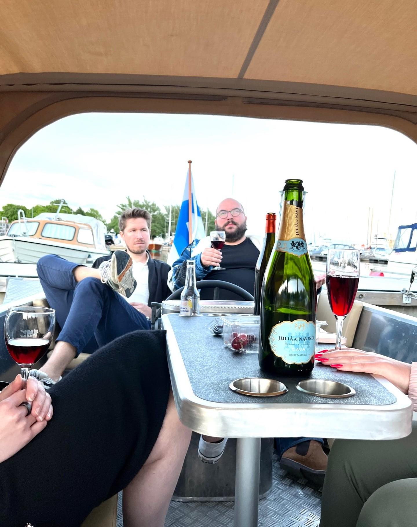 Cruisailun jälkeen viini maistuu satamassa. Tervetuloa! 🍷 
#helsinki #tervasaari #veneily #helsinginkesä #kesä #stadi
